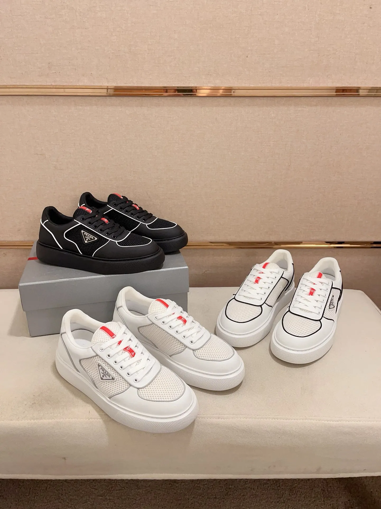 Men's shoes 💰 580💰 ✔️✔️✔️High-quality new PRADA counters are launched at the same time. The new men's shoes and 😘fabrics are selected from first-layer cowhide and are made by pure handicrafts. Lining: Full cowhide lining. 👍🏿 High-end ☄️ air-cushion molded anti-slip rubber outsole, exquisite lines, simple and elegant, comfortable and high-end for leisure travel. Code number: 38 to 44 (45 can be customized)
